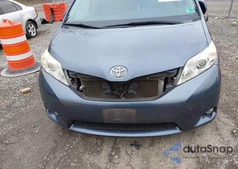 2015 Toyota Sienna Xle Premium 8 Passenger z USA, uszkodzony, nr VIN 5TDYK3DC9FS614764